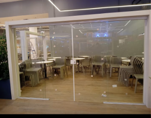 Fechamento em vidro temperado — Área comercial climatizada