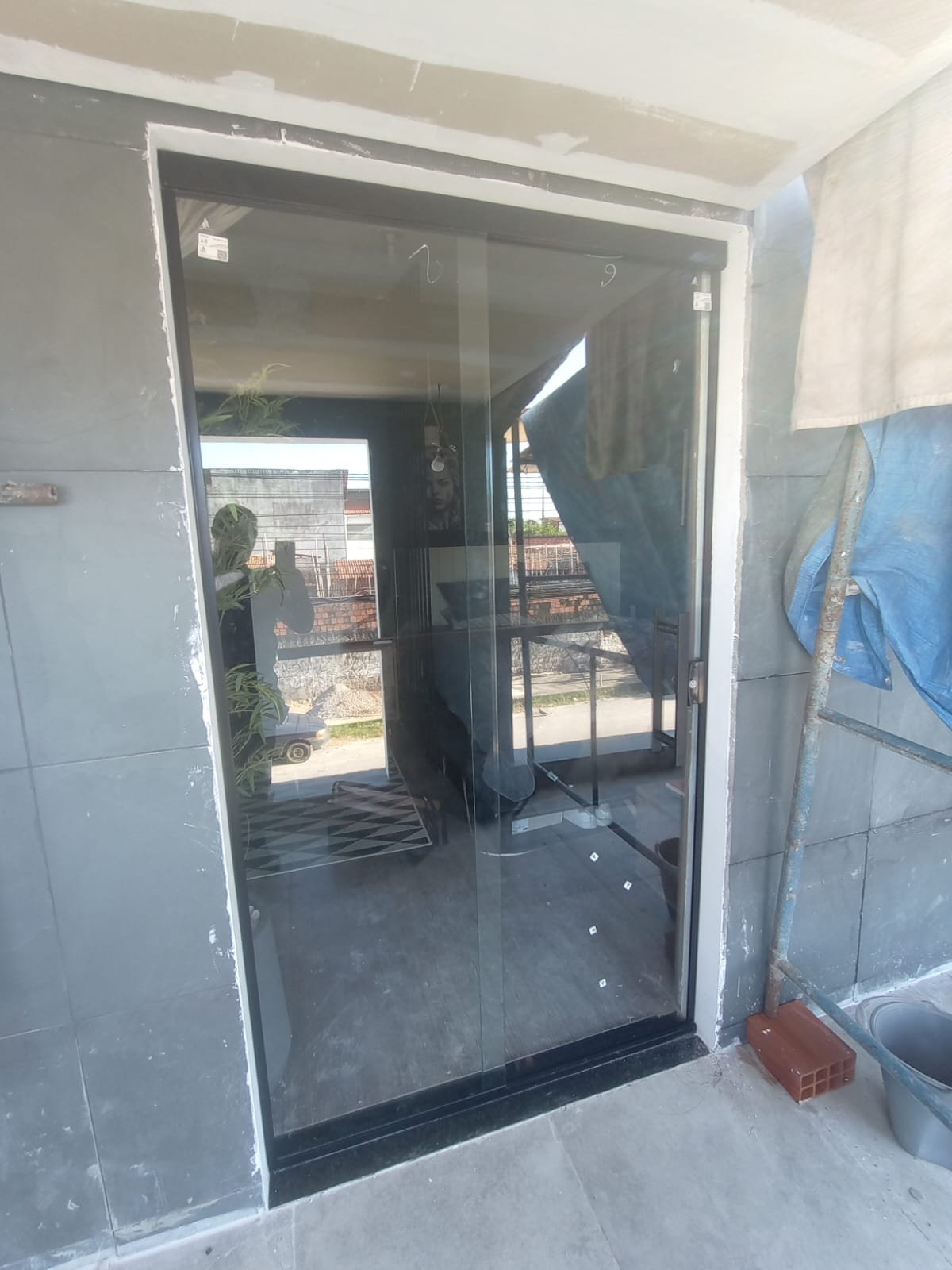 Porta de vidro temperado fumê — Entrada comercial